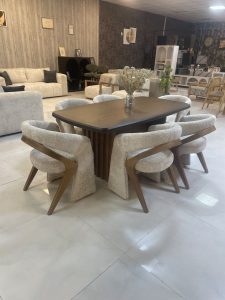 أخطاء تصميم غرفة السفرة التي تجعل المكان يبدو أضيق – تجنبيها في 2026